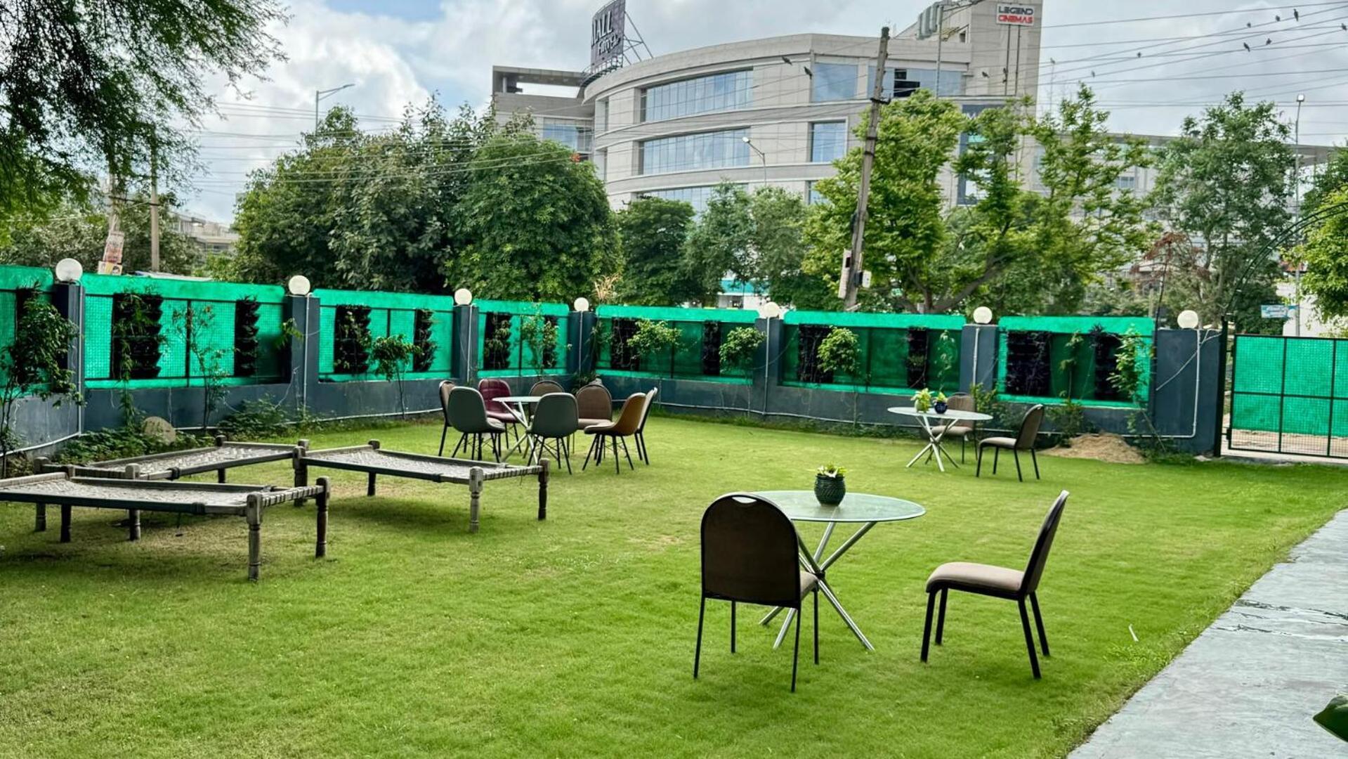 Posh Garden Inn Artemis Hospital Road グルガウン エクステリア 写真